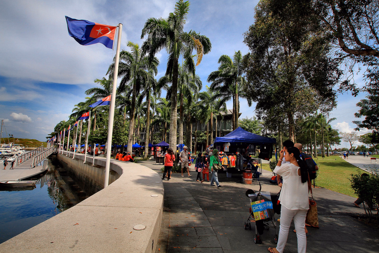 Persiaran dan bot di Puteri Harbour