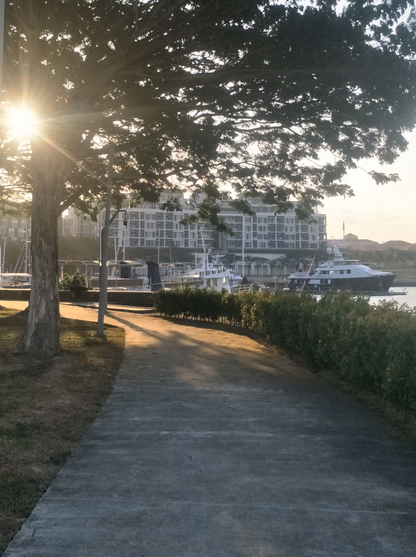 Laluan rekreasi di tepi marina
